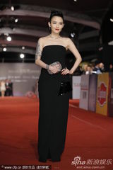 组图：范晓萱抹胸裙亮相红毯大秀手臂纹身