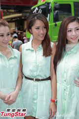 组图：Super Gear闹市派茶 露美腿吸晴