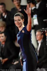 组图：《承诺》首映 豪尔穿长裙显优雅大方