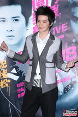 组图：明道纪佳松拼厨艺 展现新好男人一面