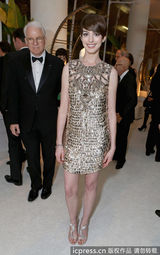 组图：安妮-海瑟薇着金色短裙颁奖  捧奖杯卖萌