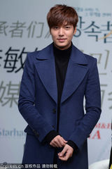 组图：李敏镐帅气风衣亮相 台上嘟嘴吐舌卖萌