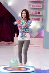 幻灯图：米雪等上节目胸爆气球 暧昧游戏姿势引遐想