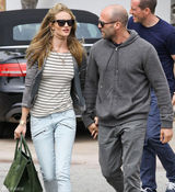 高清组图：惠特莉和男友杰森亮相 牛仔裤秀长腿