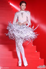 组图：杨丞琳穿华服亮相 尾椎伤势未复原