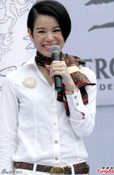 组图：胡杏儿衬衣长裤亮相 全程微笑心情好