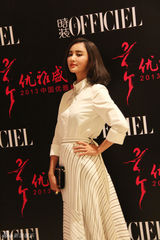 姚晨露背装秀性感 范冰冰否认收婚戒称自备(图)