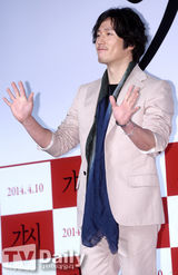 组图：韩星张赫赵宝儿挽手宣传新片《刺》