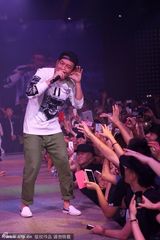 组图：陈冠希义乌夜店吸金50万卖力演出