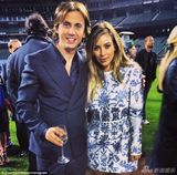 组图：卡戴珊秀15克拉鸽子蛋 爱情甜蜜忘情伤