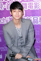 组图：金汎(金范)主持微电影首映 称咬女生手臂感尴尬