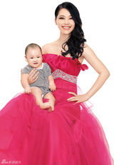 幻灯图：孔维拍摄母亲节写真 携子靓丽出镜