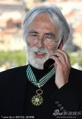 幻灯图集：导演汉内克获文化勋章 比诺什献拥抱