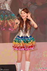 组图：SKE48三成员彩衣俏皮 唱跳卖力展热情