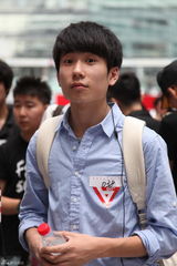 组图：快男北京唱区报名首日 吉他男孩扎推