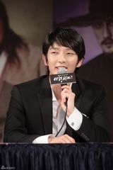 高清组图：李准基申敏儿出席《阿娘使道传》发布会