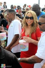 组图：玛丽亚-凯莉一家游乐园度周末玩过山车