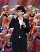 组图：胡夏献唱南宁民歌节 帅气表演大气从容