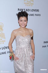 组图：陈法拉回美国度圣诞 陈茵薇力挺陈豪新剧