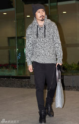 组图：吴秀波游走时尚前端 自信玩转帽子搭配