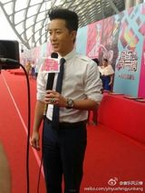 组图：韩庚白衬衣帅气亮相 入围风云榜6提名