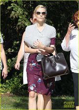 组图：34岁美国女星双胸托宝宝升级I奶