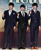 组图：JYJ成员俊秀演音乐剧 穿正装帅气亮相宣传