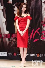 组图：李妍熙似激凸露美背 李美淑无视恶妇骂名