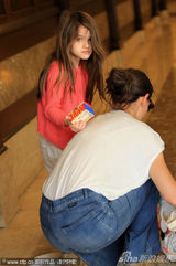 组图：单亲妈妈凯蒂高调现身带苏瑞出行