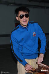 组图：林峰个唱水下热舞 歪戴帽子庆功开心似学生