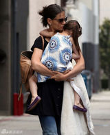 高清组图：可爱苏瑞扎小辫穿花裙和妈妈逛街 