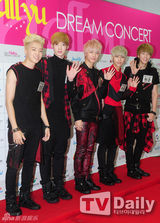 组图：东方神起亮相韩流演唱会 显人气红星气魄