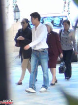 组图：晶刚大婚准婆婆喜上眉梢