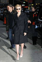 高清组图：斯嘉丽-约翰逊街拍LOOK黑色大衣有型