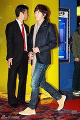 组图：苏志燮韩孝珠新片VIP试映 宋承宪等众星助阵