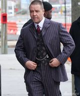 组图：《冬日的故事》片场 罗素-克劳脸疤骇人