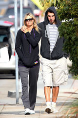 幻灯图：莎拉波娃与湖人球星男友用餐 大秀恩爱