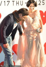 组图：《今天明天》主创走绿毯 尹姗姗深V亮相