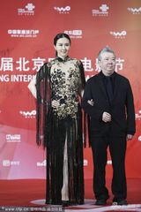 组图：演员孟瑶挽文隽现身 黑裙假透肉似真空