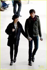 组图：蹲妹携男友浪漫游巴黎 十指紧扣甜蜜热吻