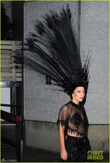 组图：Gaga戴超大孔雀头饰艰难上车俯身露乳