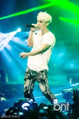 组图：SHINee与EXO-K等K-POP演唱会秀炫舞