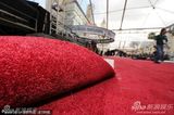 组图：奥斯卡会场紧张布置中 工人铺设红毯