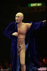 组图：张卫健巡演奇装异服似全裸肌肉男