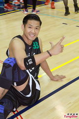 组图：慈善篮球赛表演赛 黑人陈建州亲上阵