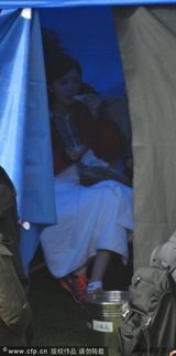 组图：帐篷内挺肚嚼橙子 杨幂表情雷人露囧相