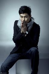 组图：孙玮夏日户外写真 尽显温情男人阳光柔情