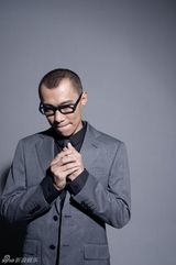 组图：郑昊拍摄最新时尚写真 玩转潮搭做雅痞