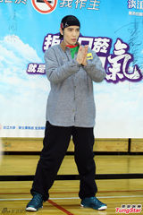 组图：萧敬腾一扫泼粪阴霾 展笑颜和学生打球