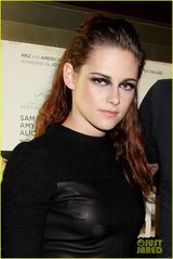 组图：暮光女超浓眼妆亮相首映 与赫德兰亲密相拥